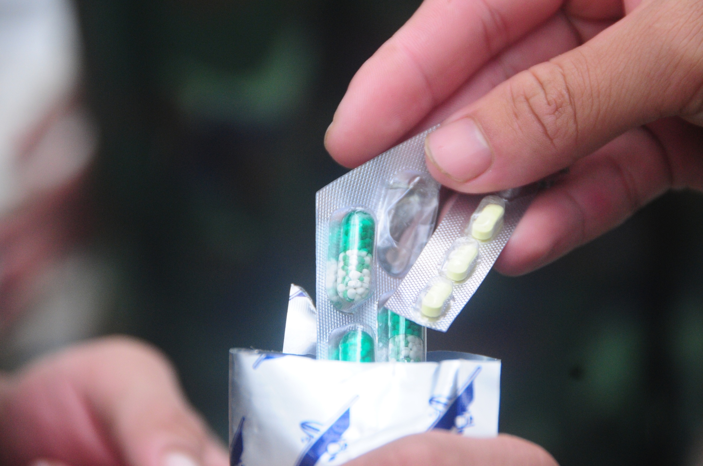 部队涉水帮助民众清理洪水后的淤泥,不麻烦哪怕一瓶水、一盒饭